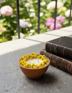 Bougie artisanale traditionnelle en pot d'argile écologique, bougie à fleurs séchées biologiques, disponible au prix de gros de fabrication - Product Image 2