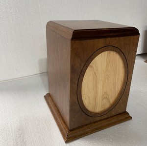 Meilleures ventes Urne funéraire en bois d'acacia gravée de style européen de haute qualité avec cadre photo, directement du Vietnam - Product Image 2