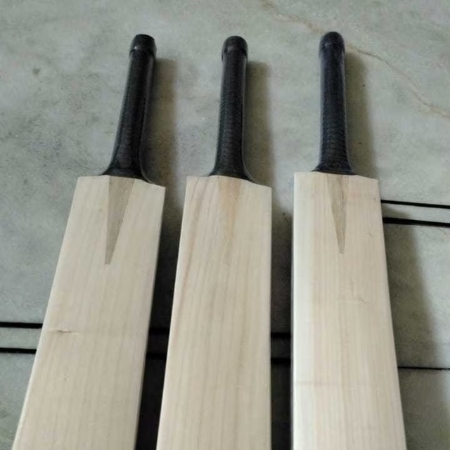 Customized Light Weight Nurtured Kashmir Willow Cricket Bat Cricket Equipment's & Accessories Short & Long Handle Cricket Bat