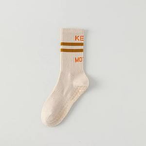 ODM Logo personnalisé Crew Grip Chaussettes à rayures antidérapantes Motifs de lettres Coton Yoga Pilates Dance Wear Vente en gros de l'usine du Vietnam - Product Image 5