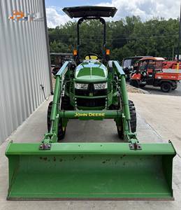 Tractor Compacto John Deere 3038E de 70HP con Tracción en las 4 Ruedas, Transmisión por Engranajes, Cargador Frontal Multifuncional para Granja - Product Image 6