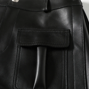 Shorts en cuir PU noir satiné taille haute avec poches et fermeture boutonnée, style motard pour femme - Product Image 4