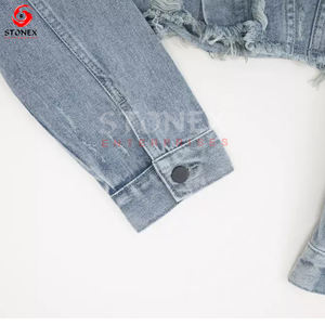 Chaqueta vaquera con cuello vuelto clásica informal recortada para mujer con logotipo personalizado, Chaqueta vaquera azul lavada con bolsillos abotonados para mujer - Product Image 4