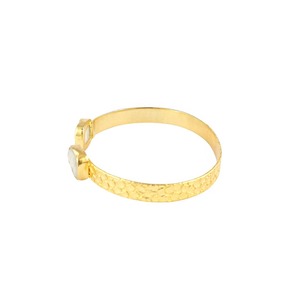 Pulsera ajustable de piedra lunar natural sin cortar, chapada en oro de 18 quilates, con textura martillada, brazalete abierto frontal - Product Image 2