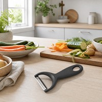 Y-vormige aardappelschiller met roestvrijstalen mes en plastic handvat, geschikt voor groenten, salades, catering, voorbereiding en groothandel.