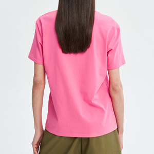 T-shirt pour femme au style urbain charmant, conçu pour un mouvement confortable, avec une forme équilibrée et une présence décontractée moderne - Product Image 2