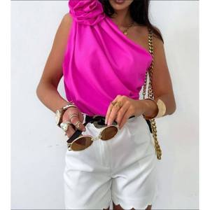 Chemise élégante pour femme avec détail rose - Product Image 1