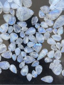 10mm 16mm Natural azul Arco Iris piedra lunar tallada forma de hoja piedras sueltas raras tallas semipreciosas hoja tamaño libre único AAA - Product Image 5