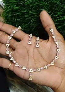 Conjunto de Collar y Aretes Triangulares Aurora Grace de Alta Calidad para Eventos Formales y Celebraciones Disponible a Precio de Exportación - Product Image 3