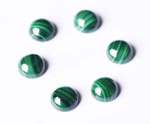 Cabochon rond en malachite naturelle de 12 mm Lot de pierres précieuses calibrées semi-précieuses vertes - Product Image 5