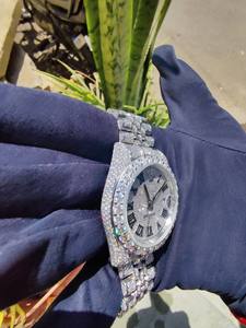 Montre mécanique de luxe raffinée en acier inoxydable avec pierres de moissanite glacées offrant une qualité supérieure, un style élégant et un savoir-faire de haute qualité - Product Image 2