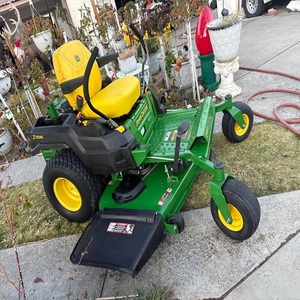 Tracteur tondeuse John Deere puissant, conçu pour l'entretien des grandes propriétés, l'aménagement paysager et le jardinage. - Product Image 4