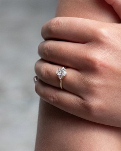 Hermoso anillo de diamante de 1 quilate cultivado en laboratorio, color F, corte ovalado, oro sólido de 18 quilates, joyería de boda, diseño personalizado, venta directa del fabricante - Product Image 1