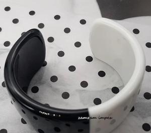 Bracelet manchette en résine large noir et blanc audacieux bijoux de déclaration bicolores faits à la main pour les femmes Style moderne et artistique - Product Image 5