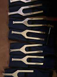 Fourche de sonothérapie (CHAKRA) pour la guérison par le son (LOT DE 8) – Grandes fourches géantes - Product Image 6