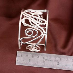Conception faite à la main unique de bracelets en métal de sculpture moderne texturisée de la Chine - Product Image 4