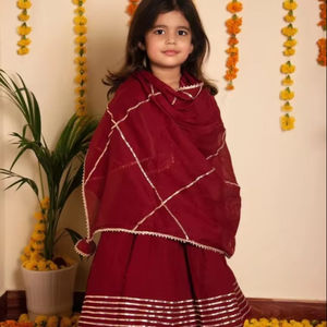 Bachpan Modern Girls Rust Maroon Solid Cotton Blend |   Ensemble Anarkali avec Kurta, pantalon et dupatta en Gotta Jaal, tenue de fête pour Diwali - Product Image 1