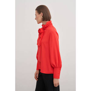 Blusa de Chifón con Broche de Rosa Roja Bordada y Estampado Floral - Product Image 3
