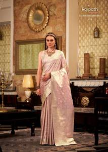 Colección exclusiva de Sari elegante de seda satinada suave dorada disponible a precio mayorista, ideal para ropa de fiesta - Product Image 2