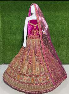 Vestido de terciopelo Lehenga Choli para adultos bordado con detalles de cuentas para ocasiones festivas DE LA India - Product Image 6