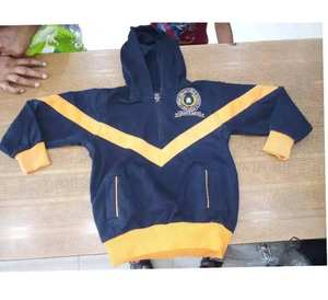 Pull tricoté à la mode personnalisé OEM pull à col rond à torsades pull d'hiver uniforme scolaire sans manches pull-over 0 - Product Image 3