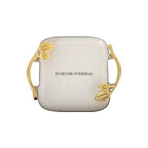 Plateau de service en métal résistant fini en émail de couleur blanche à bords incurvés de forme carrée avec poignées de créateur de feuilles plaquées or - Product Image 1