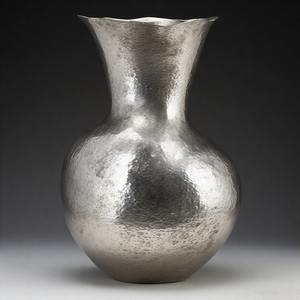 Vase VintageAura en nickel pour intérieurs classiques Vase de sol en ton Design floral en relief Décoration intérieure Déclaration d'accent - Product Image 2