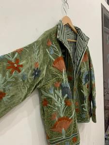 เสื้อโค้ทผู้หญิงลายดอกไม้โบฮีเมียนแบบมีกระดุมและซับในทำมือเสื้อคลุมฤดูหนาว - Product Image 4