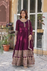 Robe traditionnelle ethnique de créateur de boutique indienne Dernière exclusivité Shimmer Vichitra avec de riches paillettes brodées - Product Image 5