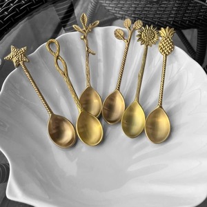 Ensemble de couverts de salle à manger en acier inoxydable de style antique de cinq pièces avec des ustensiles à noyau solide et contemporains pour les repas de tous les jours - Product Image 4