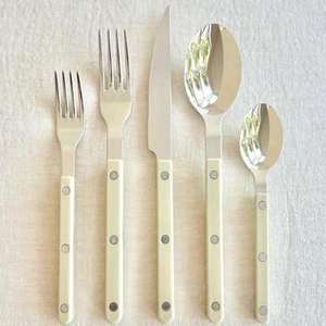 Ensemble de couverts élégants en acier inoxydable de 5 pièces fabriqués à la main avec poignées blanches en style américain argenté de luxe - Product Image 6