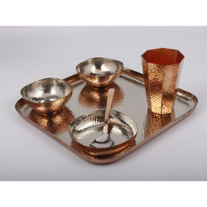 Ensemble de service de table de luxe en métal plaqué or de haute qualité, fabriqué en Inde, comprenant des bols et un plateau en verre, ustensiles de cuisine et gadgets. - Product Image 5