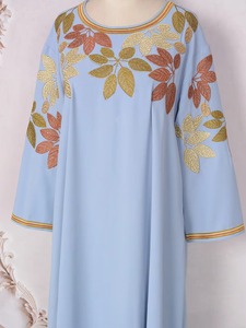 Vestido Abaya modesto de longitud completa azul cielo con impresionante bordado de hojas de oro metálico y bronce que adorna las mangas y el pecho - Product Image 4