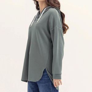 เสื้อฮู้ดผู้หญิงสำหรับฤดูหนาว ผ้าฝ้ายฟลีซ 100% คอวี ดีไซน์ตัดข้าง ระบายอากาศได้ดี ไม่เป็นขุย - Product Image 2