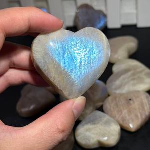 Pedra Preciosa Natural de Pedra da Lua Azul em Forma de Coração Polida para Confecção de Joias, Cristal de Cura, Presente de Amor Atacado - Product Image 2