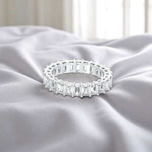 Anillo de compromiso de eternidad completa de diamante moissanita corte esmeralda de 5,00 quilates al por mayor OEM hecho anillos de plata de ley de oro sólido - Product Image 2
