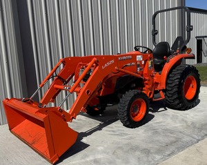 Tractor Agrícola Kubota LA525 4WD con Cargador Frontal, Color Rojo, 25HP, Tractor de Ruedas para Trabajos Agrícolas y de Jardinería - Product Image 6