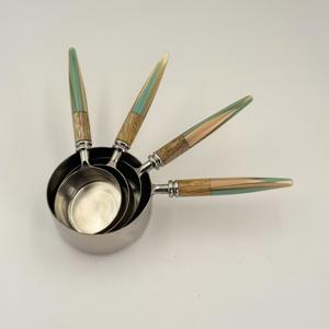Juego de 4 Tazas y Cucharas Medidoras de Acero Inoxidable Pulido Natural con Mango de Resina - Product Image 4