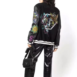 Chaqueta universitaria personalizada de alta calidad al por mayor para hombre con cómoda chaqueta de béisbol de manga de cuero con diseño de grafiti Premium - Product Image 4