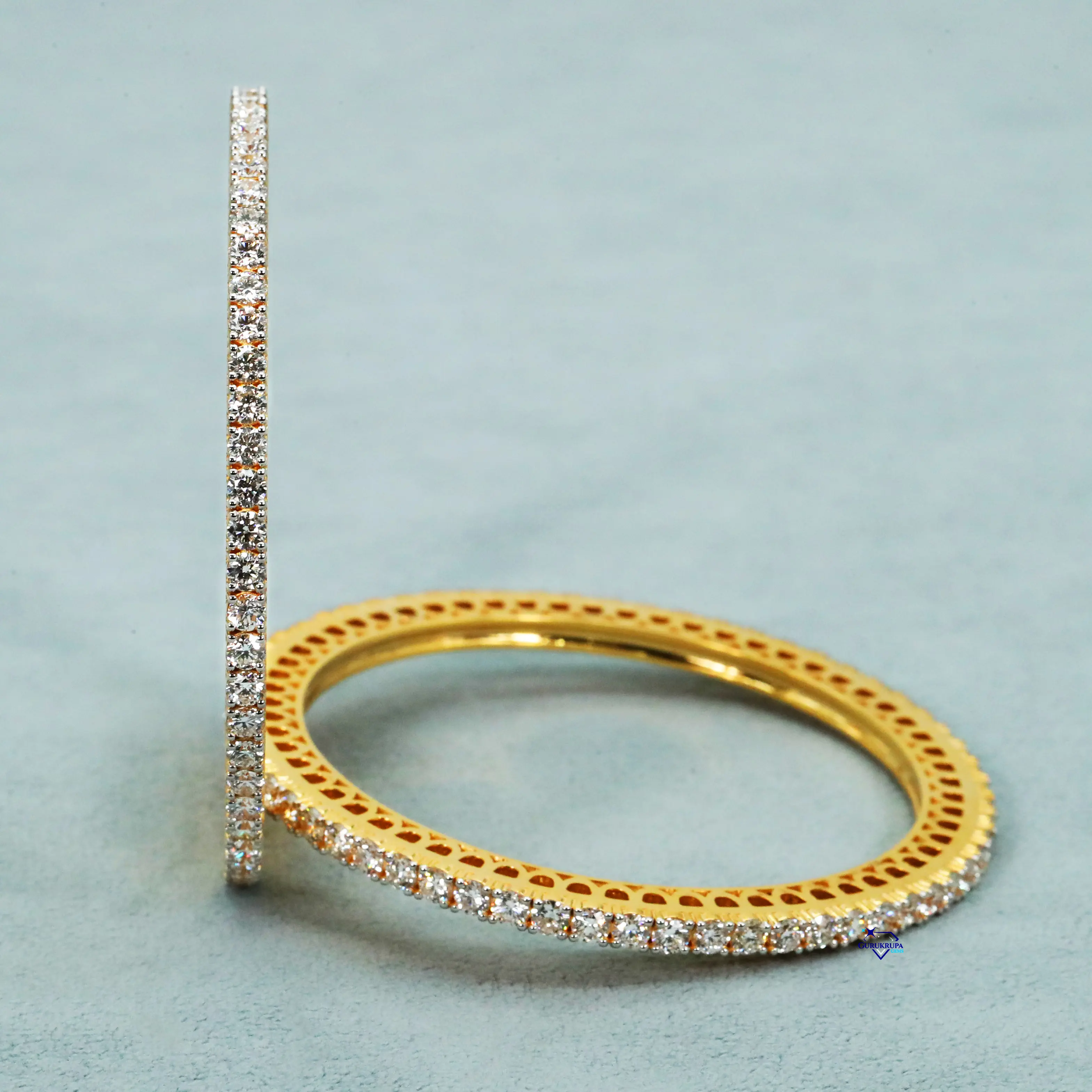 Découvrez la quintessence de l'élégance avec nos derniers bracelets fabriqués en or jaune 14 kt ornés de diamants moissanite