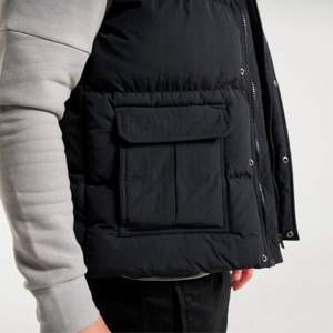 Gilet noir Capuche lourde avec rabat tempête et plusieurs poches pour une chaleur corporelle et un style ultimes - Product Image 4