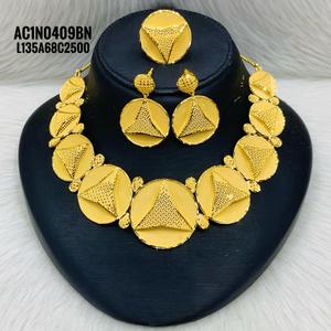 Elegante conjunto de collar de cadena de caja chapada en oro de 18 quilates, joyería larga con pendientes y anillos, patrón de flores para mujer - Product Image 1