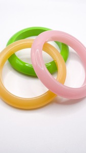 Brazalete redondo de tono café degradado de resina a rayas y cuadros geométricos Brazalete llamativo adornado con cristal - Product Image 4