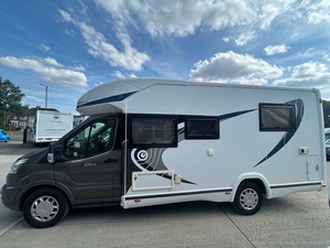 Autocaravana de Lujo Todoterreno, Camioneta RV con Una Habitación, Techo Ajustable, Furgoneta Convertida en Venta - Product Image 1