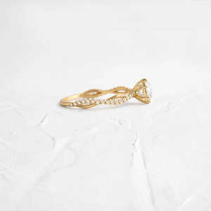 แหวนหมั้นและแต่งงานวินเทจทรงกลมประดับเพชรโมอิสซาไนต์ VVS1 ดีไซน์เก๋ไก๋ไม่ซ้ำใคร ตัวเรือนทองคำ 14K สีเหลืองทอง สำหรับวันพิเศษ - Product Image 2