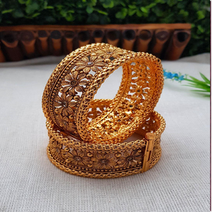 Bracelet jonc en laiton battu à la main avec finition texturée unique - Product Image 5