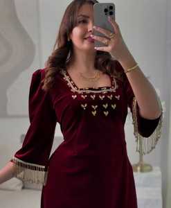 Elegante Vestido Pakistaní de Terciopelo con Hermoso Bordado, Vestido Listo para Usar para Ocasiones Especiales - Product Image 2