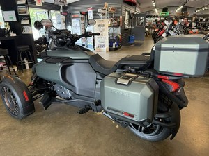 Venta Especial: Motocicleta de Turismo de 3 Ruedas Can-AmS Canyon Redrock 1330 ACE 2026, UTV Recreativo Utilitario con Motor Rotax, CVT y EPS - Product Image 2