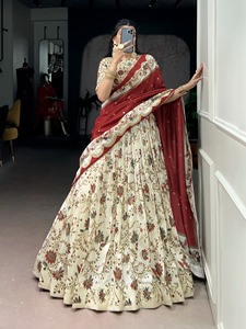 Lehenga de seda tussar con diseño dorado y estampado en foil, con blusa sin coser de seda tussa y dupatta de seda tussar. - Product Image 2