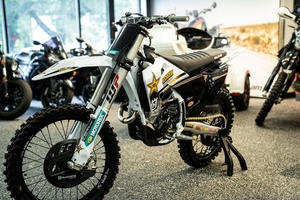 รถมอเตอร์ไซค์วิบากรุ่น Factory Editions FC 250 ปี 2025 สำหรับการประมูล กำลังไฟ 1001-2000 วัตต์ ความเร็วสูงสุด >80 กม./ชม. พร้อมเงินดาวน์ - Product Image 6